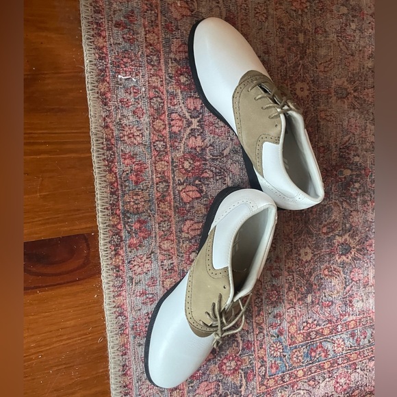 Ladies size 5 Reebok gold shoes. - Picture 5 of 7